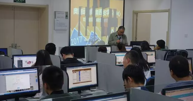 明月迎中秋，奧鵬寄思念