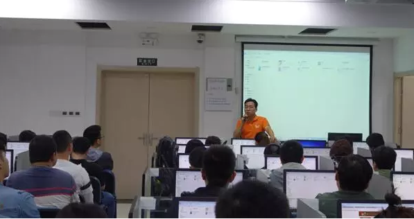 明月迎中秋，奧鵬寄思念