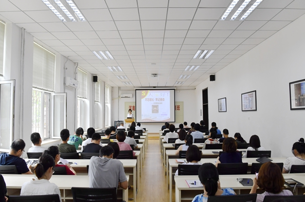 學院舉辦“不忘初心、牢記使命”黨員理想信念教育主題黨課