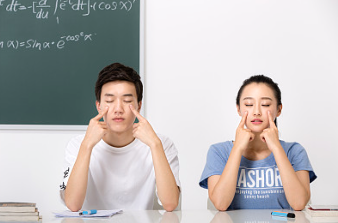 “宅家”一個(gè)月，近視一百度？學(xué)習(xí)網(wǎng)課時(shí)如何科學(xué)護(hù)眼、防控近視，官方專家宣講團(tuán)來支招啦！ | 特別關(guān)注